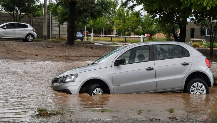 Autos sumergidos en Luján por la inundación a raíz del diluvio. Foto: Alf Ponce Mercado/MDZ