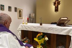 El momento en el que el papa Francisco desde el Hospital Gemmeli en su última internación. Foto: EFE El momento en el que el papa Francisco desde el Hospital Gemmeli en su última internación. Foto: EFE