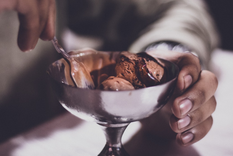 disfruta una version exquisita y mas liviana de la mousse de chocolate