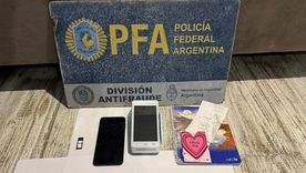 Una banda dedicada a estafas con tarjetas de crédito y débito fue desbaratada en el partido bonaerense de La Matanza. Una banda dedicada a estafas con tarjetas de crédito y débito fue desbaratada en el partido bonaerense de La Matanza.