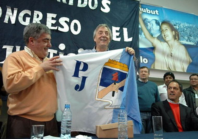 El gobernador de Chubut, Mario Das Neves y Néstor Kirchner en Comodoro Rivadavia. Foto: Télam