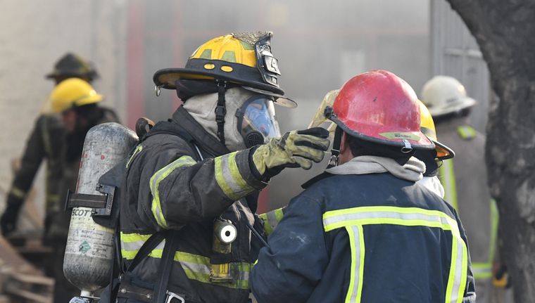 Después de casi cinco horas de trabajo los bomberos lograron extinguir el incendio Foto: Rodrigo DAngelo / MDZ