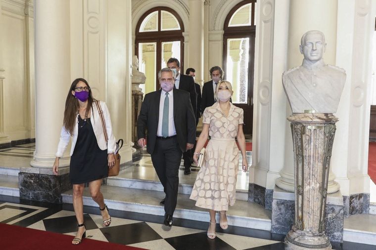 Alberto Fernández junto a su pareja Fabiola Yañez, quien fue señalada como la única responsable de los festejos en Olivos. Foto: Telam