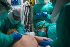 En marzo, la OMS recomendó acostar boca abajo a los enfermos de covid-19 que sufren del síndrome de dificultad respiratoria aguda (SDRA). En marzo, la OMS recomendó acostar boca abajo a los enfermos de covid-19 que sufren del síndrome de dificultad respiratoria aguda (SDRA).