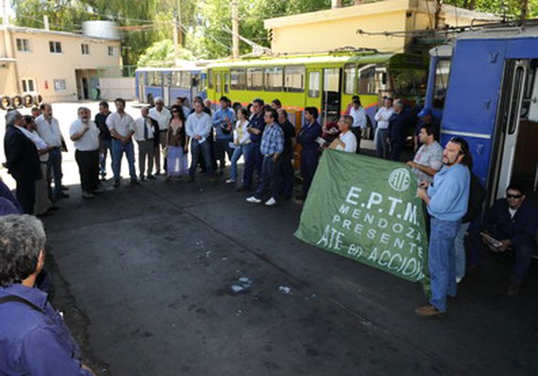 La EPTM dice que los hinchas no secuestraron los micros. Foto: Nacho Gaffuri / MDZ