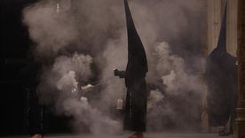 Un cofrade de Córdoba entre el incienso de la Mezquita-Catedral, símbolo de toda la historia de España en la Semana Santa. Un cofrade de Córdoba entre el incienso de la Mezquita-Catedral, símbolo de toda la historia de España en la Semana Santa.