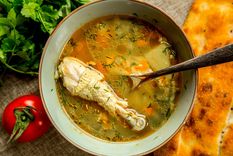 La sopa de pollo, una exquisitez que se disfruta y reconforta. Foto: Freepik