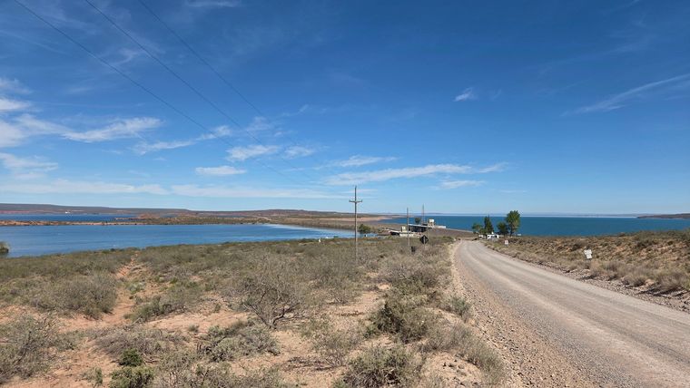 Los lagos son claves en el suministro de agua de la capital de Neuquén y de todo el Valle de Río Negro, una de las regiones de cultivo de frutas más importantes del país.