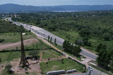 MDZol | La réplica cordobesa de la torre Eiffel ya fue ensamblada en su nuevo emplazamiento: un barrio cerrado de Villa Parque Síquiman. Foto: Claudio Marchetti