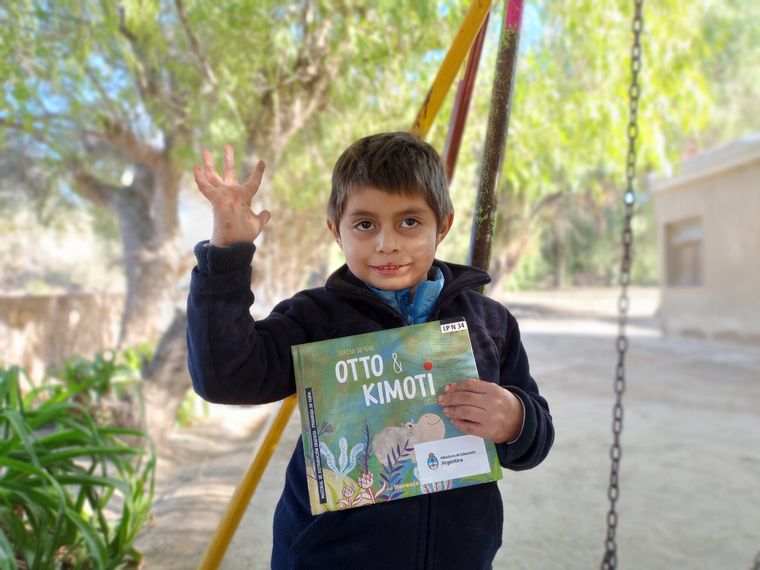 Thiago tiene 5 años. Quiere ser bombero, policía y manejar una ambulancia. Es el más chico de la escuela y temen que sea el último alumno de la historia del pueblo. Foto: Pablo Icardi