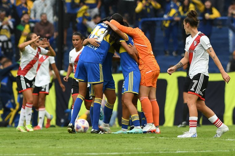 Las jugadoras de Boca celebran el tanto contra su clásico rival. Foto: Télam