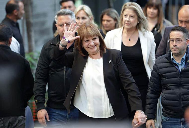 Así ingresó festejando Patricia Bullrich al Hotel Libertador.