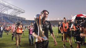 Eduardo Domínguez sostiene feliz el Trofeo de Campeones, su quinto título como DT de Estudiantes de La Plata. ¿Qué será de su futuro? Eduardo Domínguez sostiene feliz el Trofeo de Campeones, su quinto título como DT de Estudiantes de La Plata. ¿Qué será de su futuro?