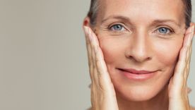 Son múltiples las razones por las cuales las mujeres a los 50 años suelen tener una piel manchada Foto: Haute Living