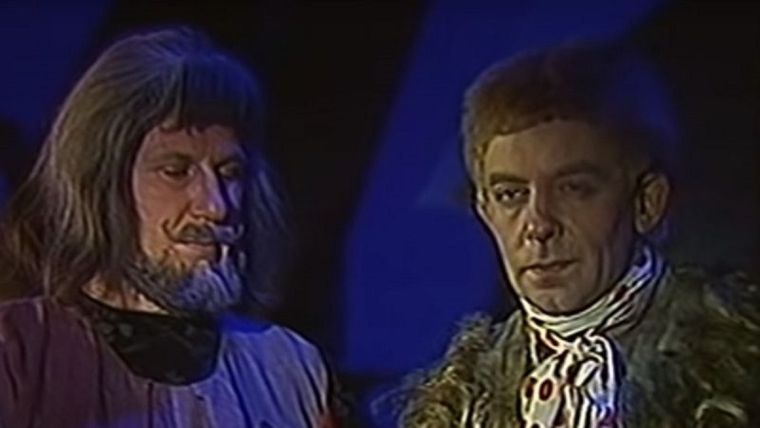 ¿Nos nominarán para algún galardón?: el hobbit Frodo (der.) consulta con el mago Gandalf. Foto: 5TV