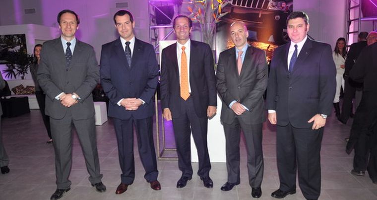 Pablo Ferraresi, Diego Vignatti -presidente de Chrysler Argentina-, Armando Genco -presidente del grupo local-, Lucas Ramírez y Diego Pellegrini. Foto: Gerardo Gómez / MDZ