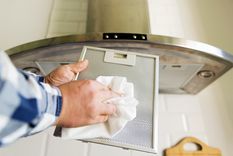 LIMPIAR LAS CAMPANAS EXTRACTORAS SIRVEN PARA EXTRAER LOS HUMOS, OLORES Y CALOR DE LA COCINA Foto: SHUTTERSTOCK