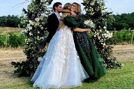 El abrazo de Rossella con su hija, recién casada. Foto: instagram @rosselladgp