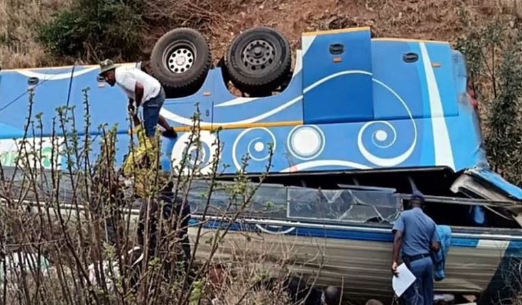 El autobús se desbarrancó en una ruta de Sudáfrica. Foto X