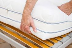 Existen estrategias para minimizar los efectos del hundimiento de un colchón. Foto: Freepik