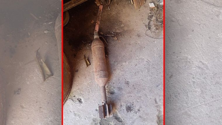 El elemento que estaba bajo la tierra. Foto: TELAM