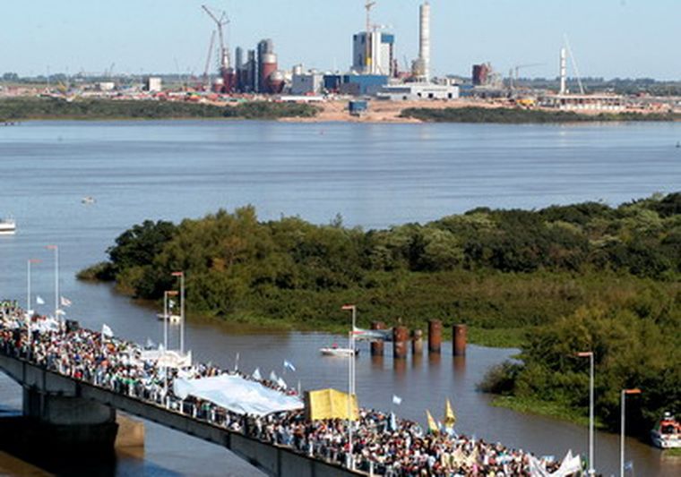Largas colas en los puentes de acceso a Uruguay. Foto: NA