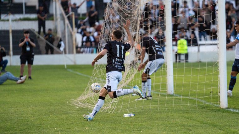 Lencioni festeja el segundo gol de un Gimnasia que sueña con el ascenso.&nbsp;