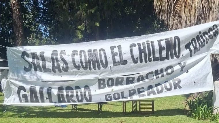 Los pasacalles que colgaron los hinchas de Racing en las afueras del Gigante de Arroyito, antes de enfrentar a River. Los pasacalles que colgaron los hinchas de Racing en las afueras del Gigante de Arroyito, antes de enfrentar a River.