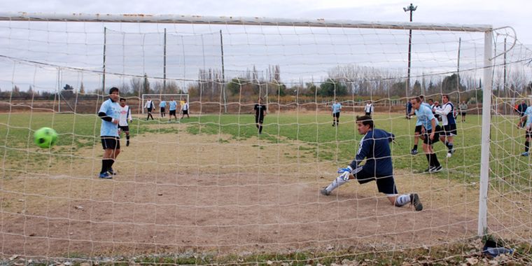 Golazo de Iluminados que volvió al triunfo. Foto: Pablo Matar/Mediamza.com