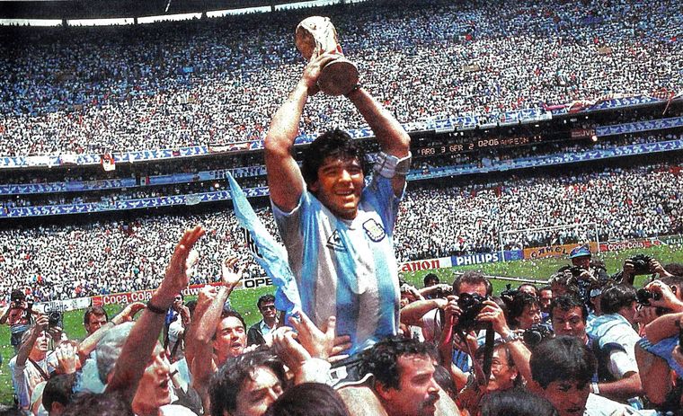 Maradona levanta la copa del mundo en 1986.