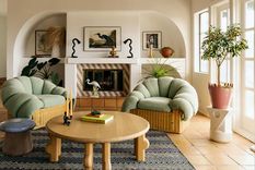 Combinación de curvas con bordes ondulados crean una fluidez de movimiento. En esta imagen, los arcos curvos guían la mirada hacia las lámparas onduladas, suavizando todos los rincones duros. Foto: Ori Harpaz. Diseño de LALA Reimagined