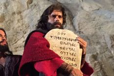 bizarra sorpresa: moises y los diez mandamientos arrasa en los cines