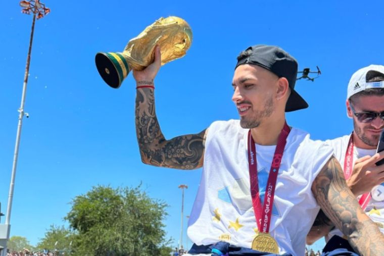 Paredes y un gesto a Boca en los festejos por la Copa del Mundo.