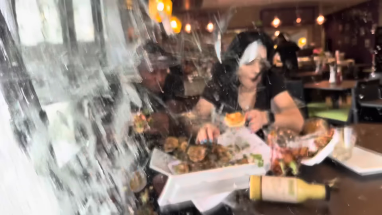 Los jóvenes disfrutaban una hamburguesa en un local de Texas cuando un vehículo irrumpió violentamente en el lugar. Los jóvenes disfrutaban una hamburguesa en un local de Texas cuando un vehículo irrumpió violentamente en el lugar.