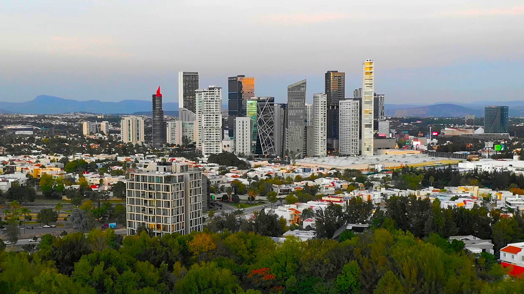 Guadalajara está a más de 500 kilómetros de México DF. Guadalajara está a más de 500 kilómetros de México DF. 