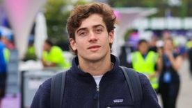 El deportista fue conquistado por una joven mujer. El deportista fue conquistado por una joven mujer.