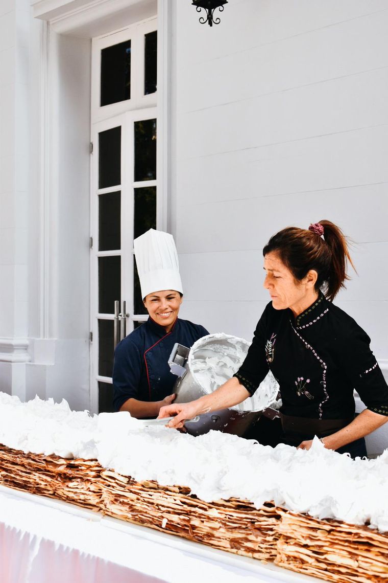 El rogel gigante llamaba la atención a todo aquel pque pasaba por la vereda. El rogel gigante llamaba la atención a todo aquel pque pasaba por la vereda.