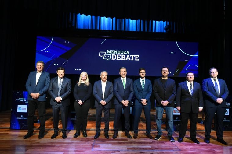 Posaron todos: en el debate del domingo pasado, candidatos a gobernador y vice sonrieron para la foto Foto: MAXIMILIANO RÍOS / MDZ