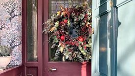 Darle un toque nuevo a la puerta de entrada marcará el tono para el resto de la casa, en este caso, renovando la puerta con un hermoso color de pintura más una corona de bienvenida. Foto: @six_by_the_sea