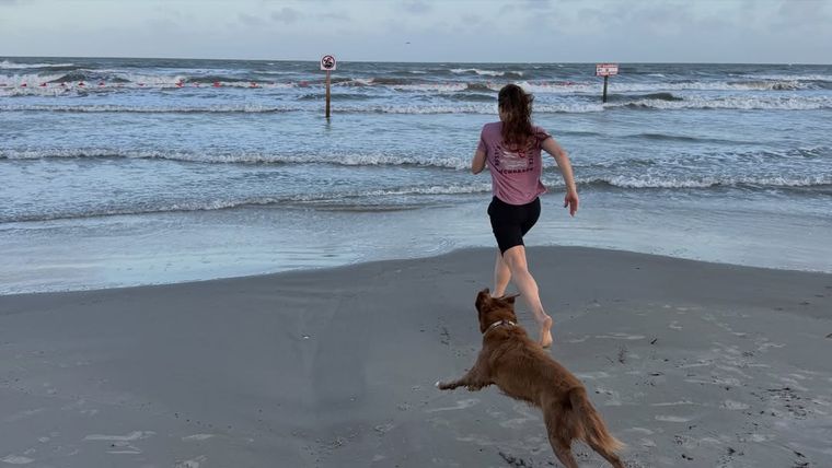 La astronauta volvió a encontrarse con su perro, que la esperaba con ansias.