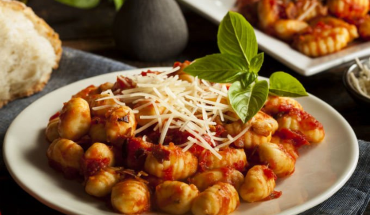 Ñoquis a la boloñesa caseros: receta tradicional italiana Foto: Shutterstock