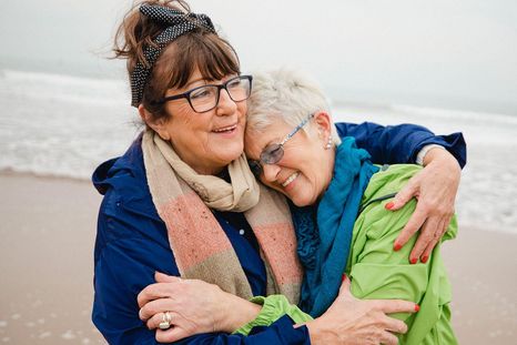 Las doulas de cuidados paliativos ofrecen apoyo, transmiten mensajes y ayudan a organizar los servicios funerarios. Las doulas de cuidados paliativos ofrecen apoyo, transmiten mensajes y ayudan a organizar los servicios funerarios.