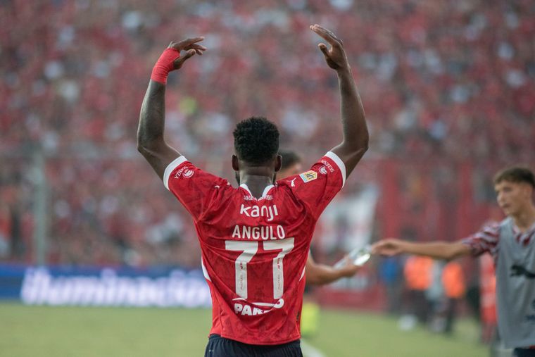 Álvaro Angulo, la Pantera Negra Turbo, se fue mal de Independiente. Foto: @Independiente. 