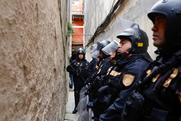 Oficiales durante el desalojo en Villa Crespo.