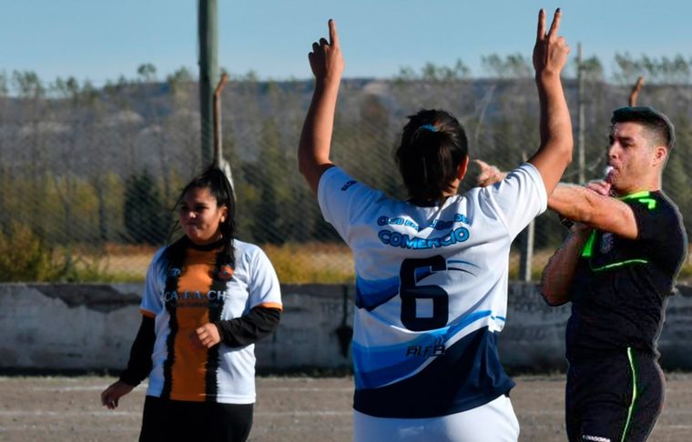 La jugadora Géssica Corbalán agredió al árbitro Gonzalo Monsalves en un partido de la Liga de Valle del fútbol femenino, en Chubut. (Fotos: diario La Jornada y Radio 3 Cadena Patagónica. Fotomontaje: MDZ)
