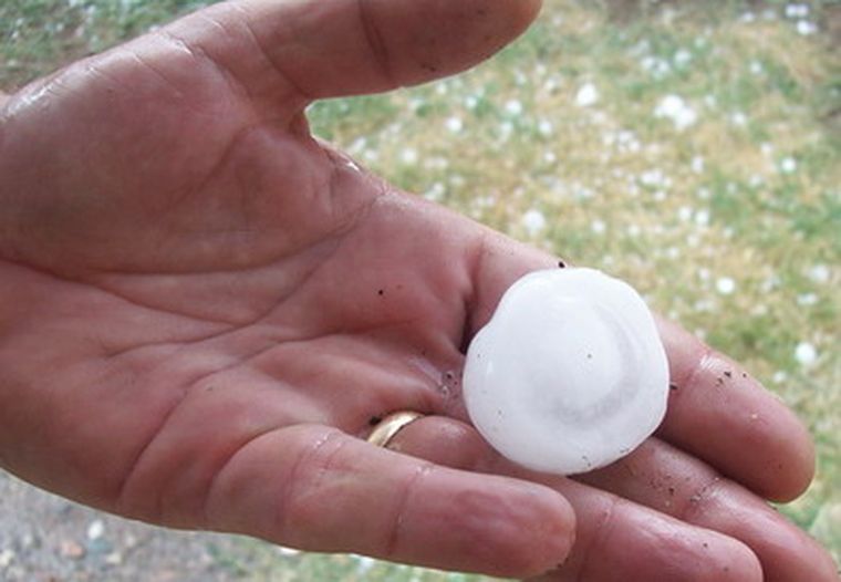 Una de las piedras que precipitaron esta tarde en San Rafael.