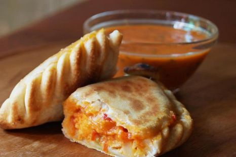 Para que las empanadas de pollo resulten más cremosas debes agregarle salsa blanca. Foto: Instagram