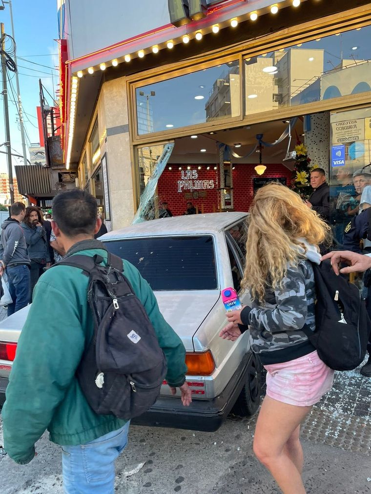 Así quedó el auto incrustado en el local de comidas Foto: Twitter: @Thiiagoalvarez