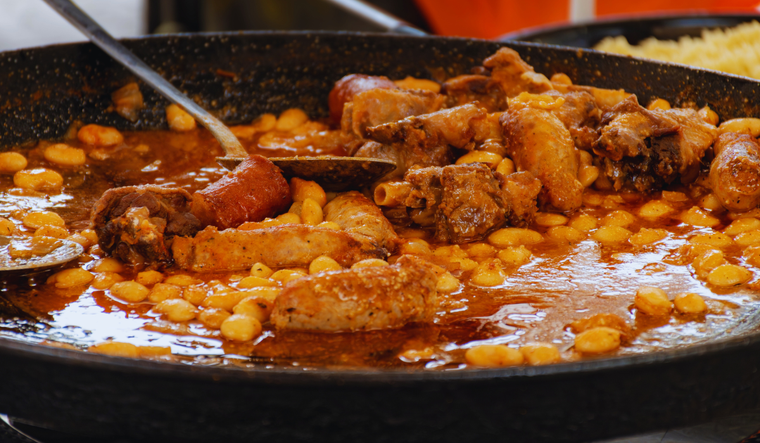 Chorizo, morcilla y panceta son imprescindibles en esta receta; aportan sabor, grasa y aroma característicos que hacen única a la fabada. Chorizo, morcilla y panceta son imprescindibles en esta receta; aportan sabor, grasa y aroma característicos que hacen única a la fabada.