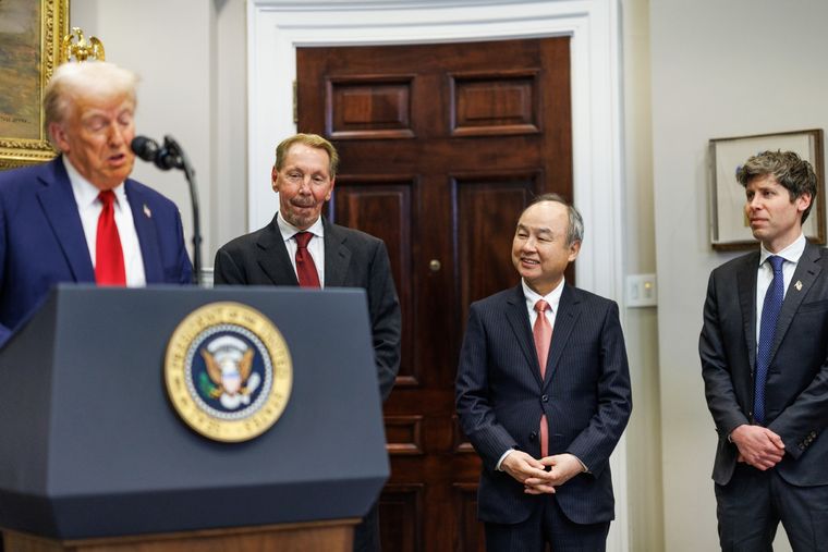 Donald Trump, Larry Ellison, Masayoshi Son y Sam Altman Foto: EFE